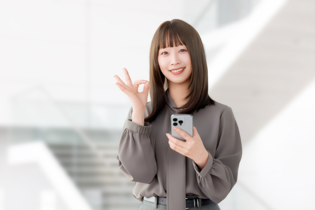 OKポーズをする笑顔の女性