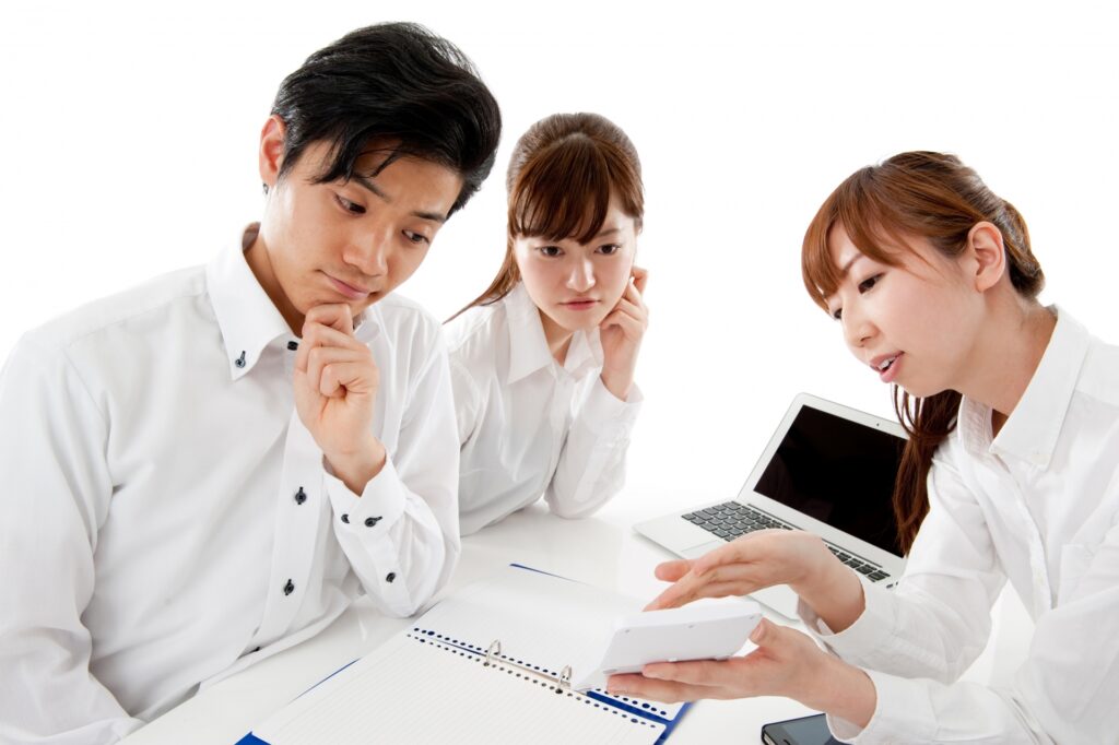 スマホを持って商談